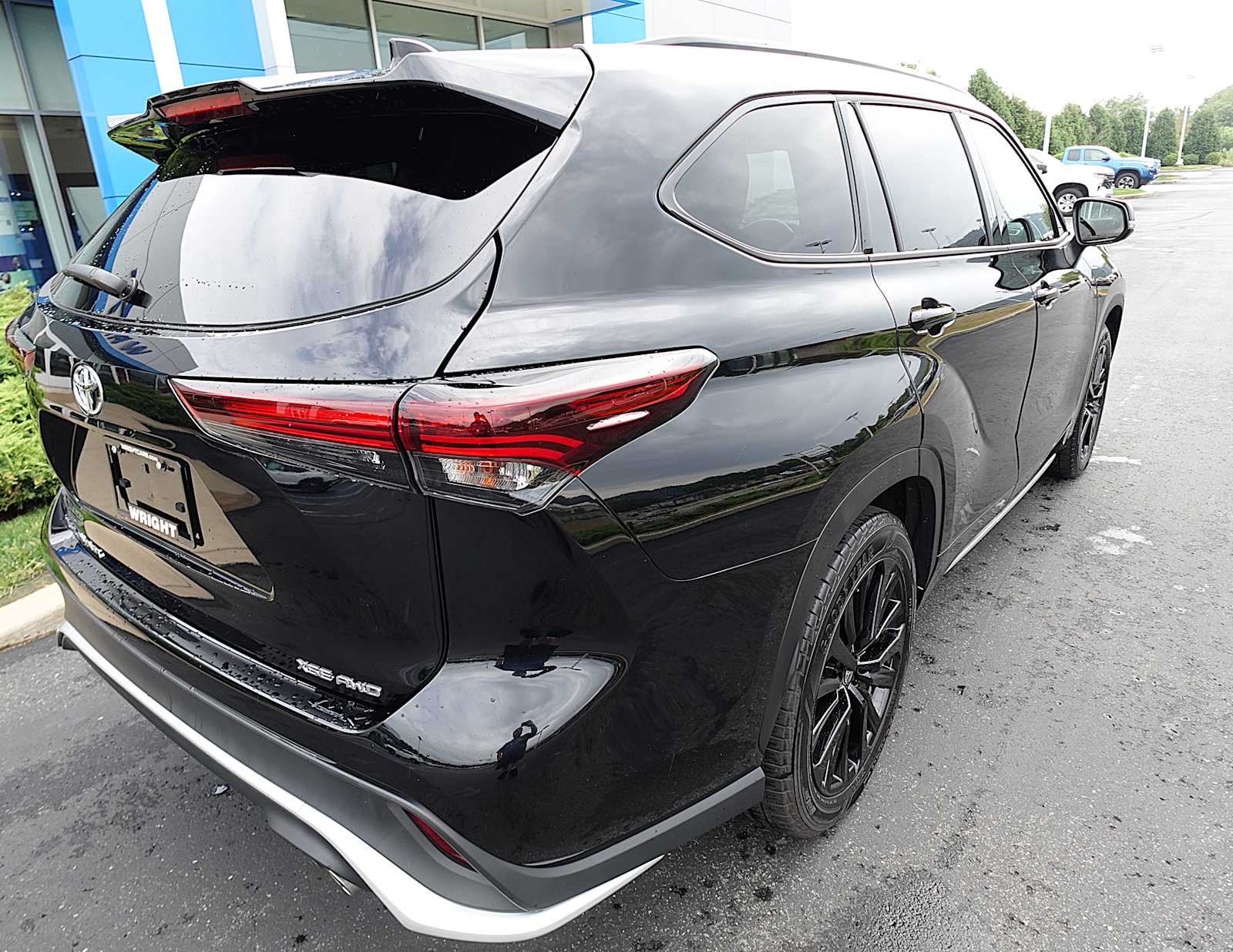 2024 Toyota Highlander LE photo 3