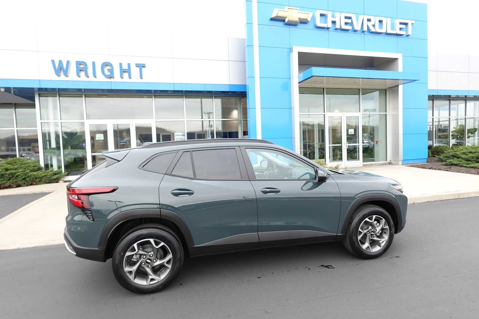 2025 Chevrolet Trax LT photo 2