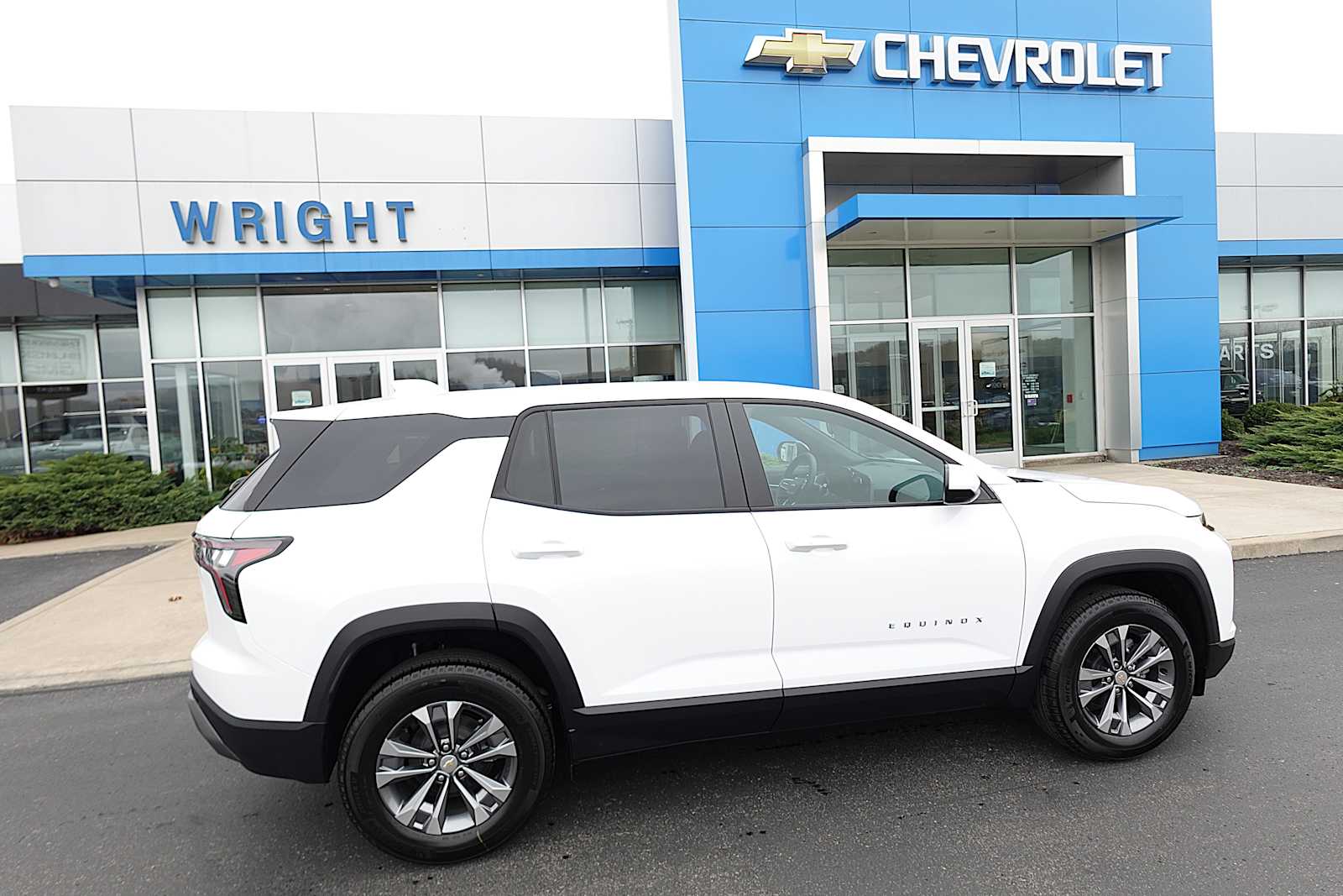 2026 Chevrolet Equinox LT photo 2