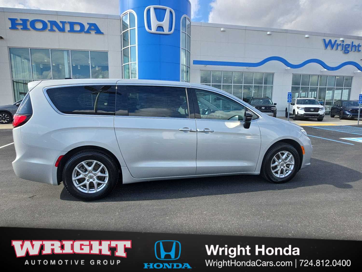 2024 Chrysler Pacifica Touring L's photo
