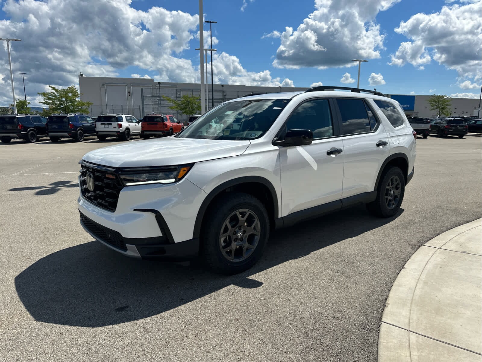 2025 Honda Pilot TrailSport photo 4