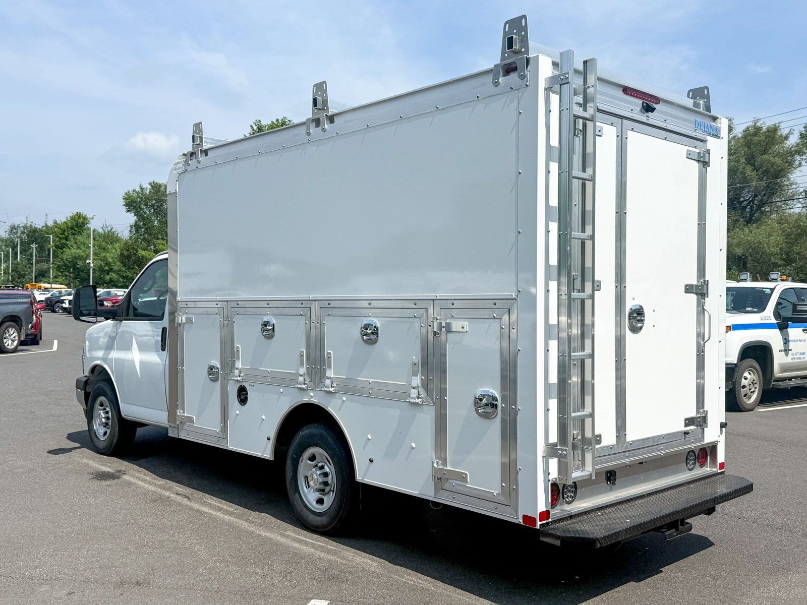 2025 Chevrolet Express 3500 Cutaway Van photo 2