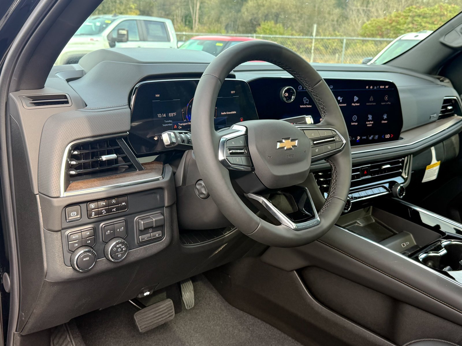 2025 Chevrolet Suburban High Country photo 3