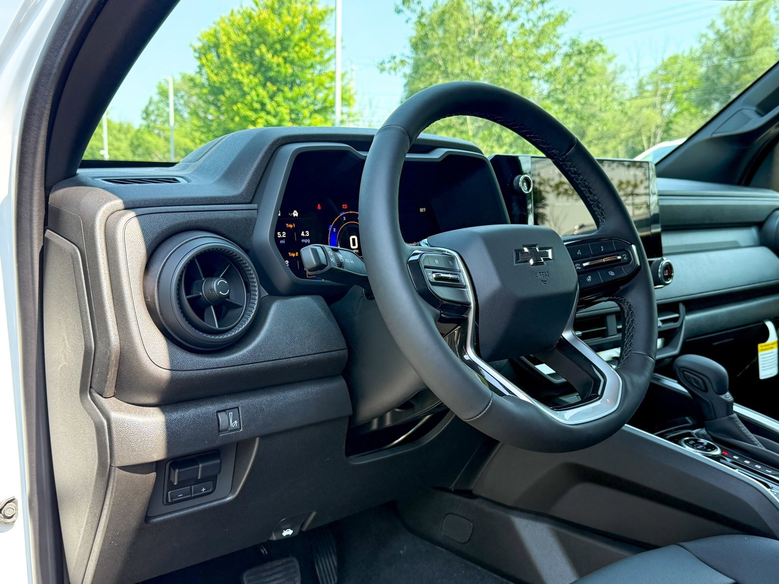 2025 Chevrolet Colorado Trail Boss photo 3
