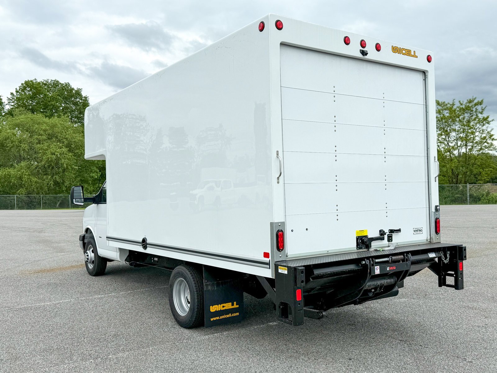2025 Chevrolet Express Cutaway Base photo 2