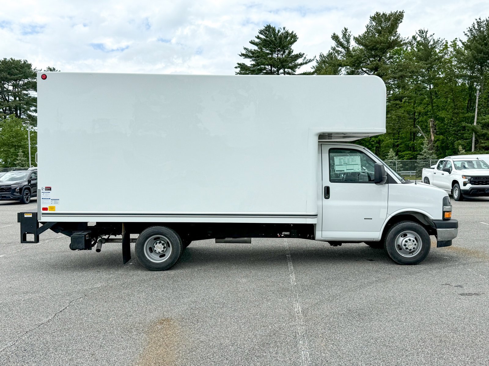 2025 Chevrolet Express Cutaway Base photo 14
