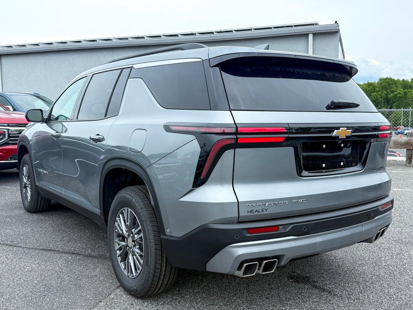 2025 Chevrolet Traverse photo 2