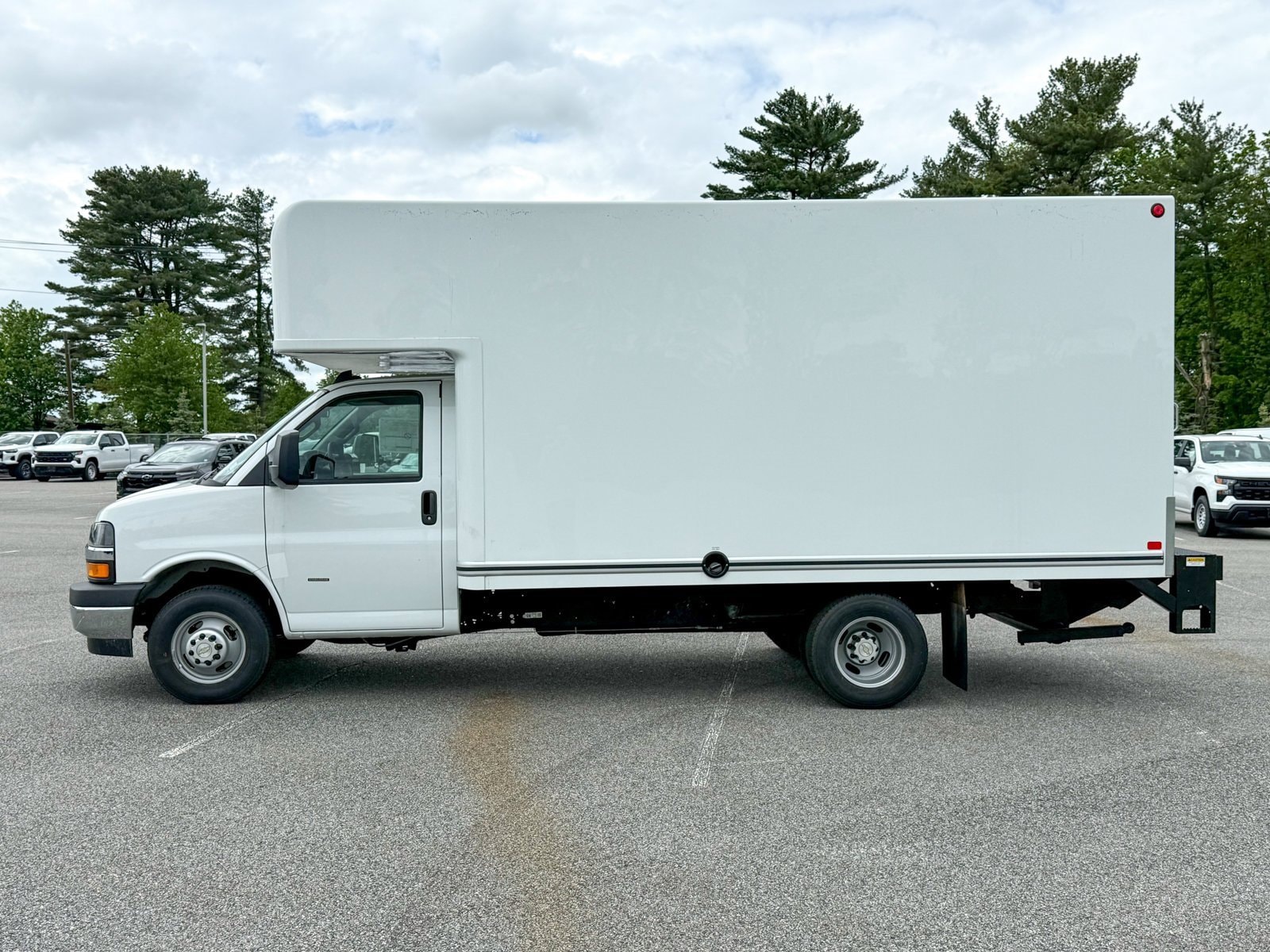2025 Chevrolet Express Cutaway Base photo 7