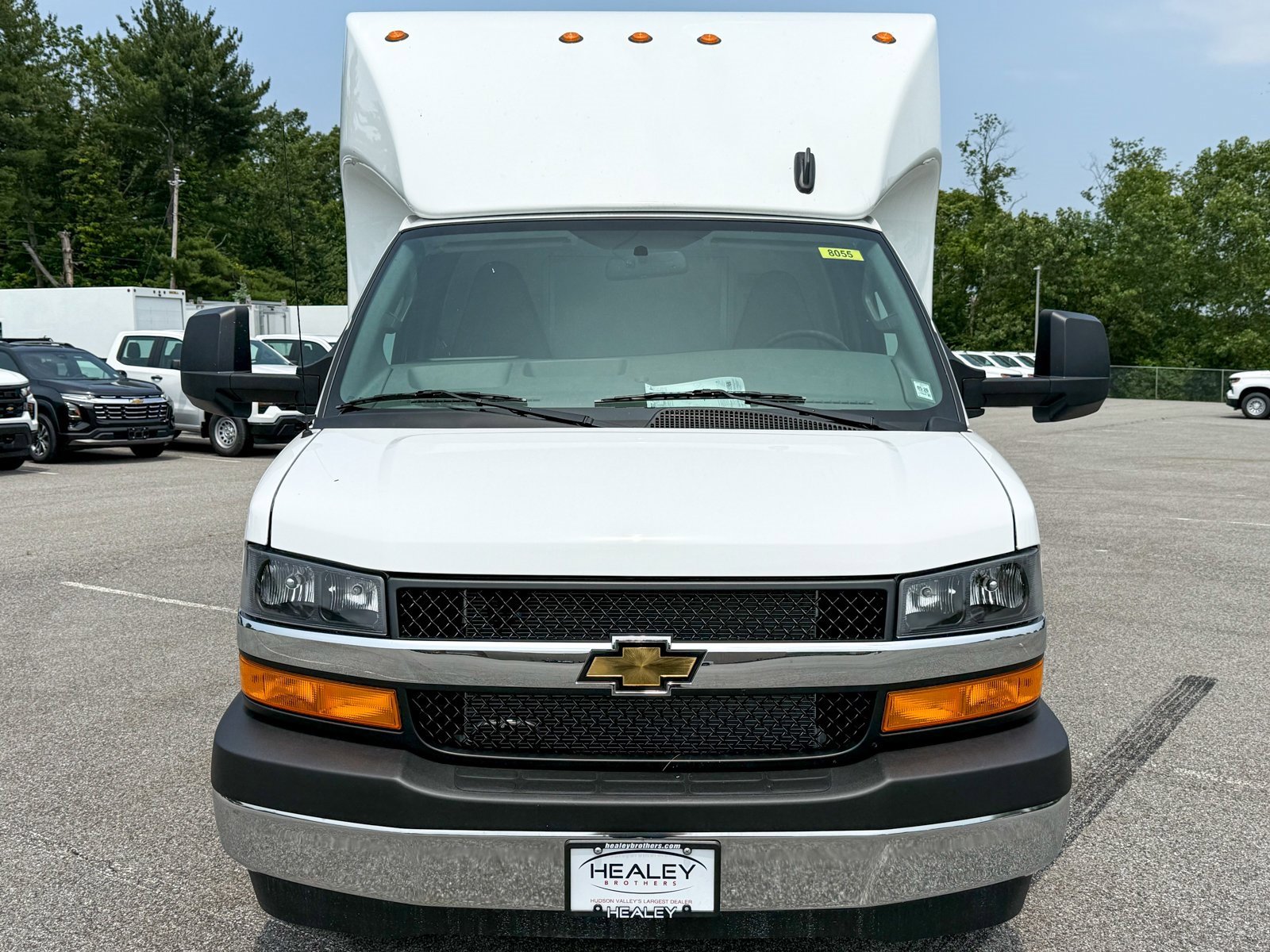2025 Chevrolet Express 3500 Cutaway Van photo 4