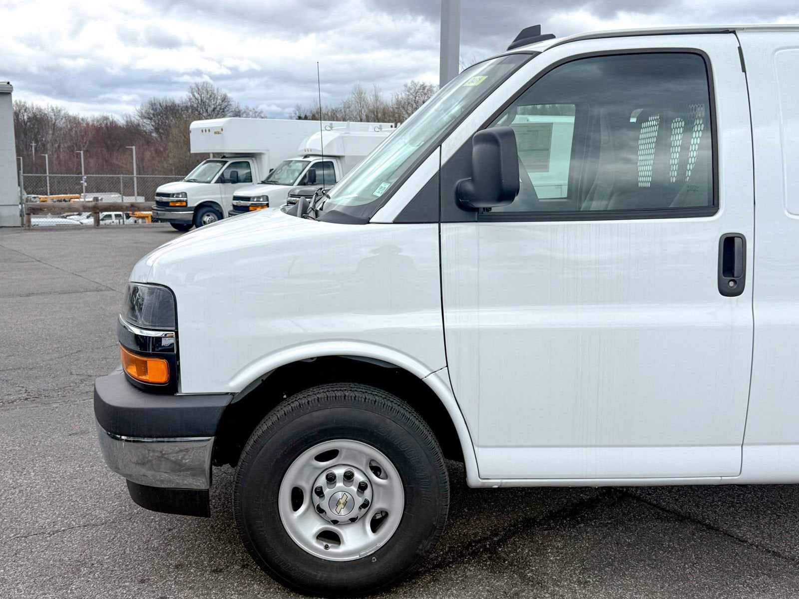 2025 Chevrolet Express Cargo Work Van - Photo 9