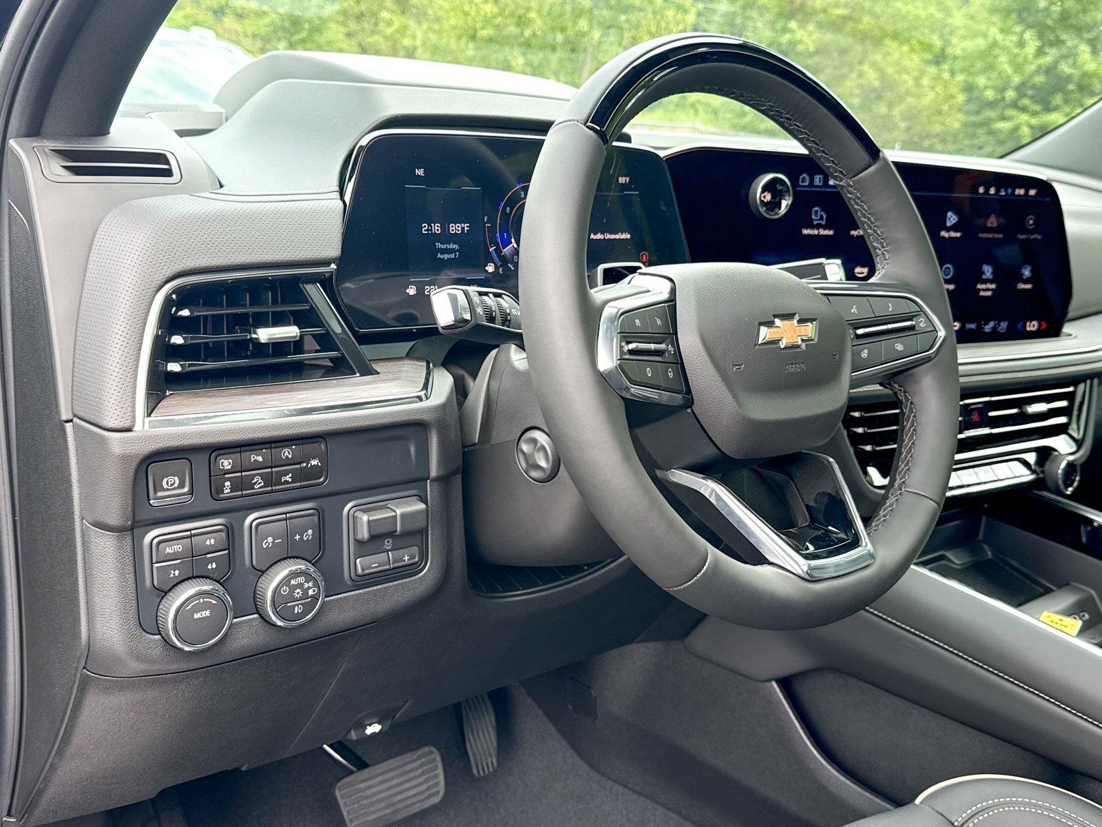 2025 Chevrolet Suburban Premier photo 3