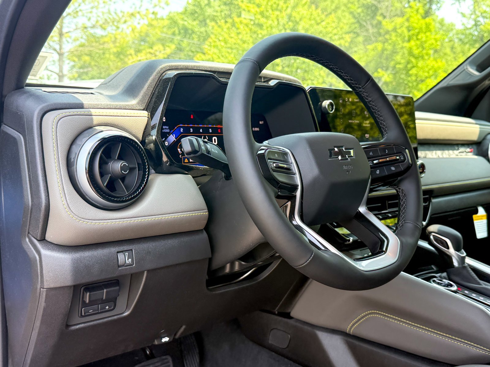2025 Chevrolet Colorado ZR2 photo 3