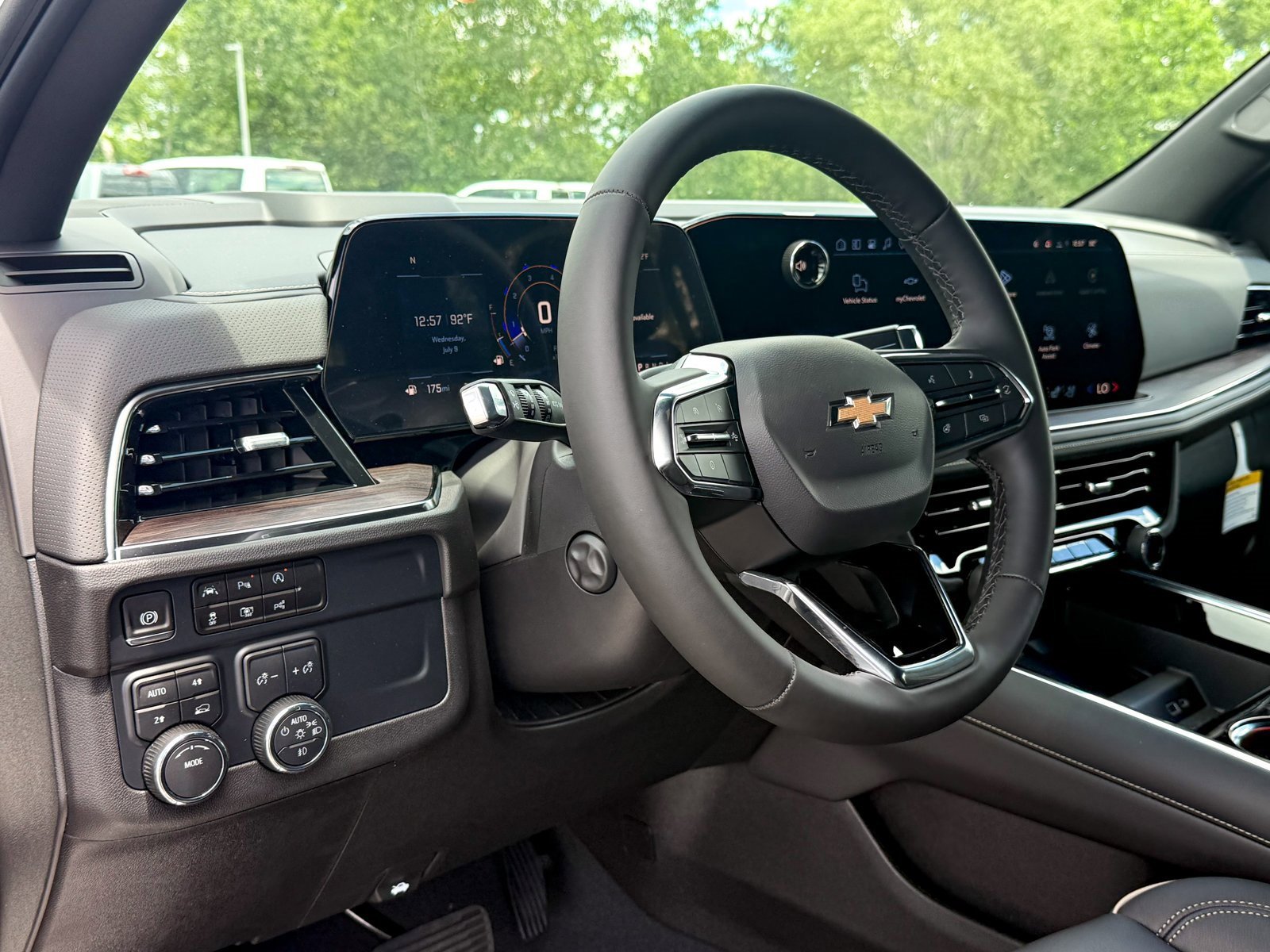 2025 Chevrolet Suburban Premier photo 2