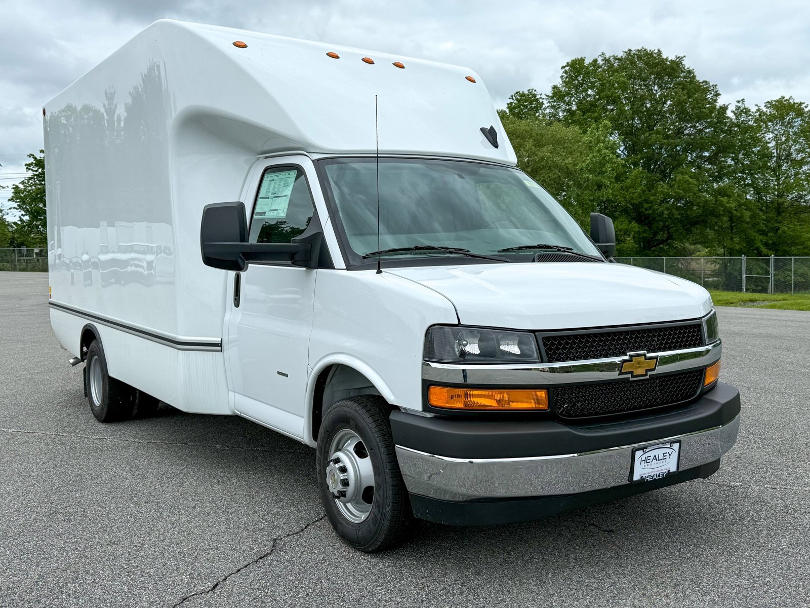 2025 Chevrolet Express Cutaway Base's photo