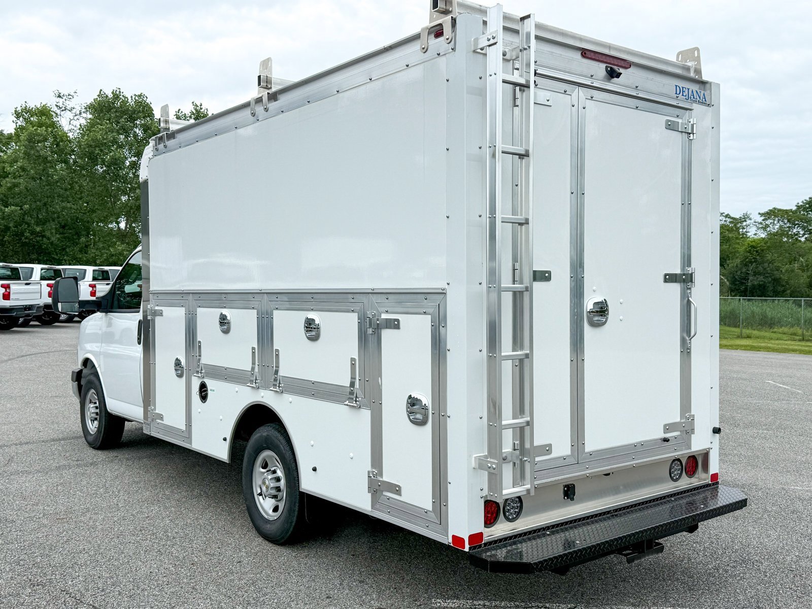 2025 Chevrolet Express Cutaway 3500 Van photo 2