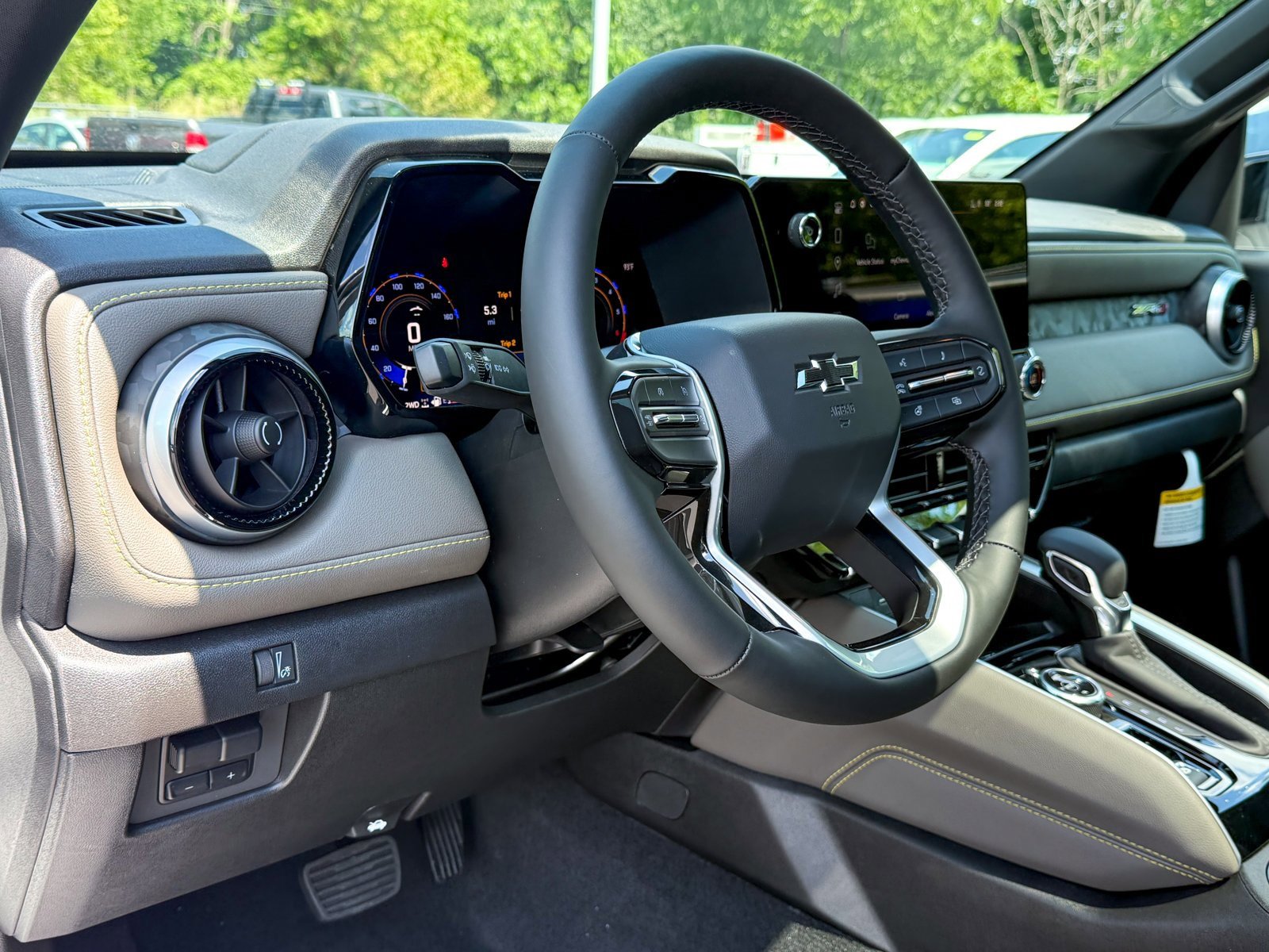 2025 Chevrolet Colorado ZR2 photo 2