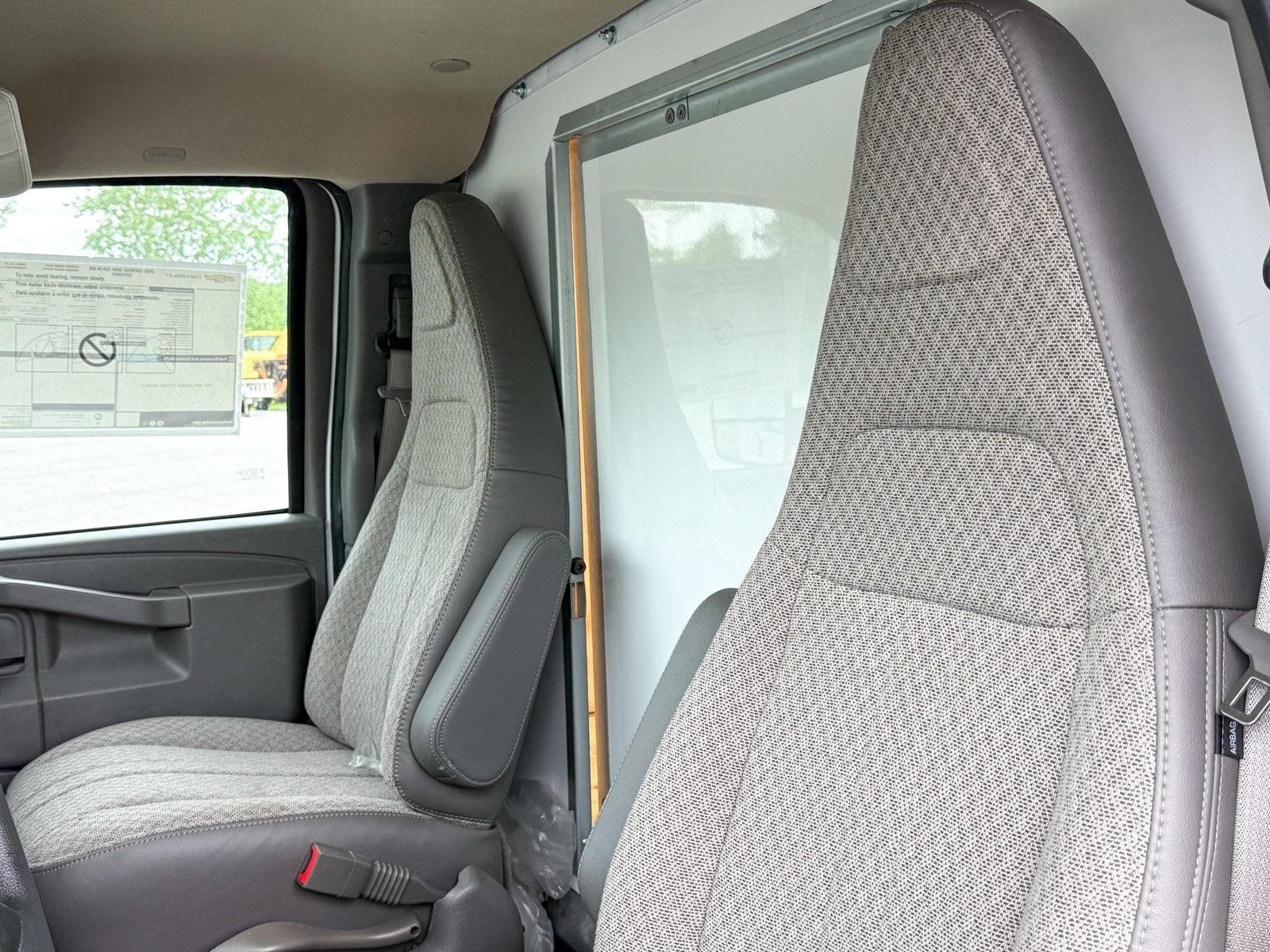 2025 Chevrolet Express Cutaway Base photo 6