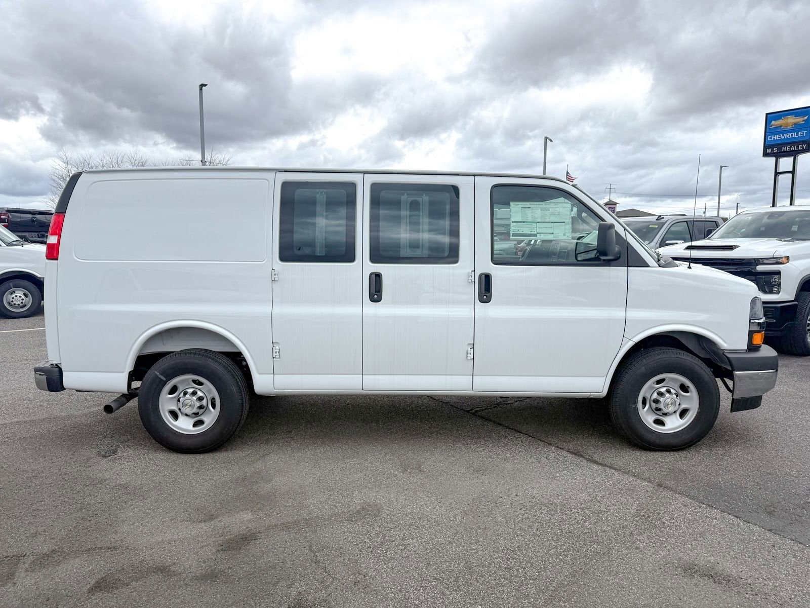 2025 Chevrolet Express Cargo Work Van - Photo 8