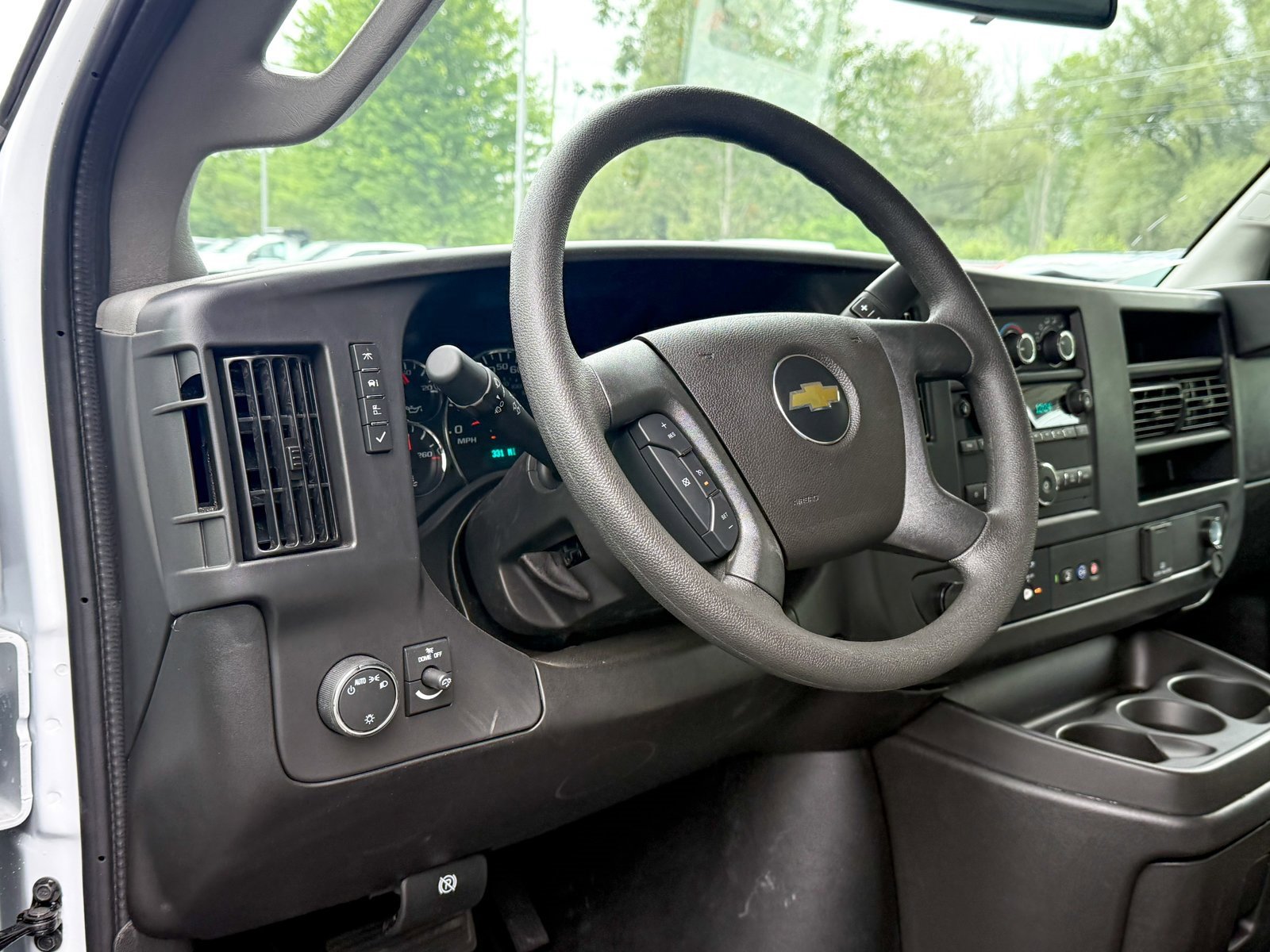 2025 Chevrolet Express 3500 Cutaway Van photo 2