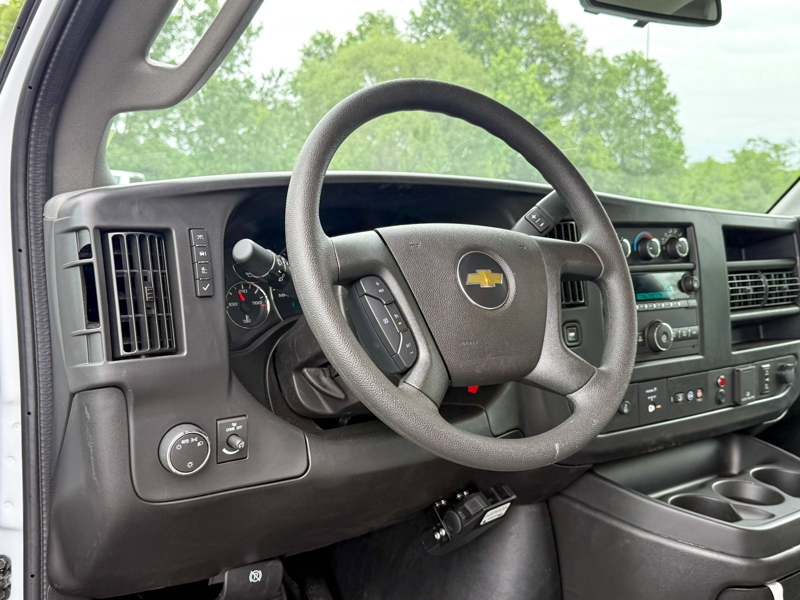 2025 Chevrolet Express Cutaway 3500 Van photo 3