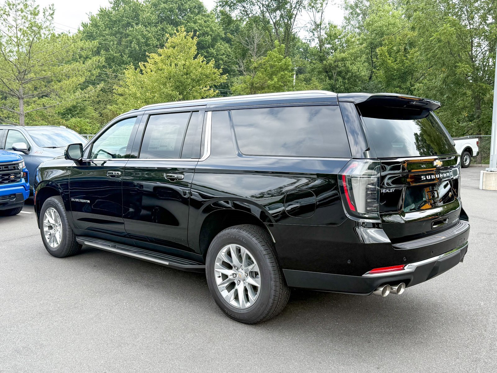 2025 Chevrolet Suburban Premier photo 2