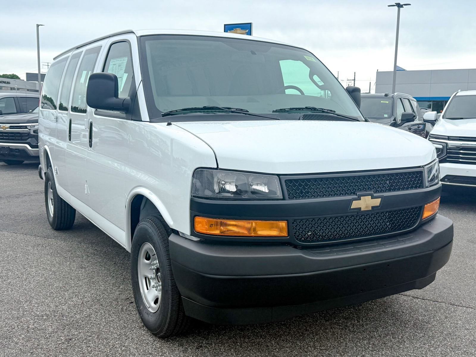 2026 Chevrolet Express 2500 Work Van HD's photo