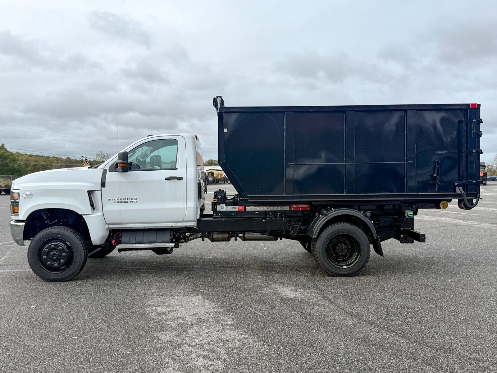 2024 Chevrolet Silverado 5500HD Work Truck photo 3
