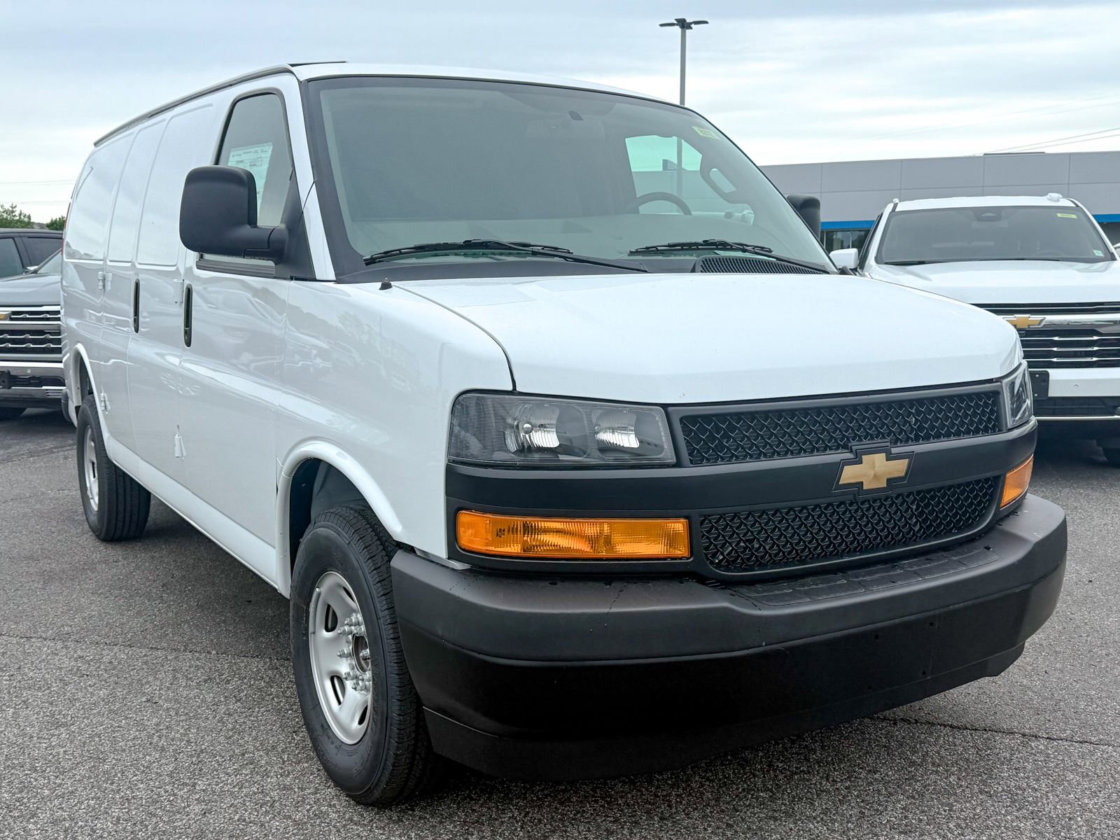 2026 Chevrolet Express 2500 Work Van HD's photo