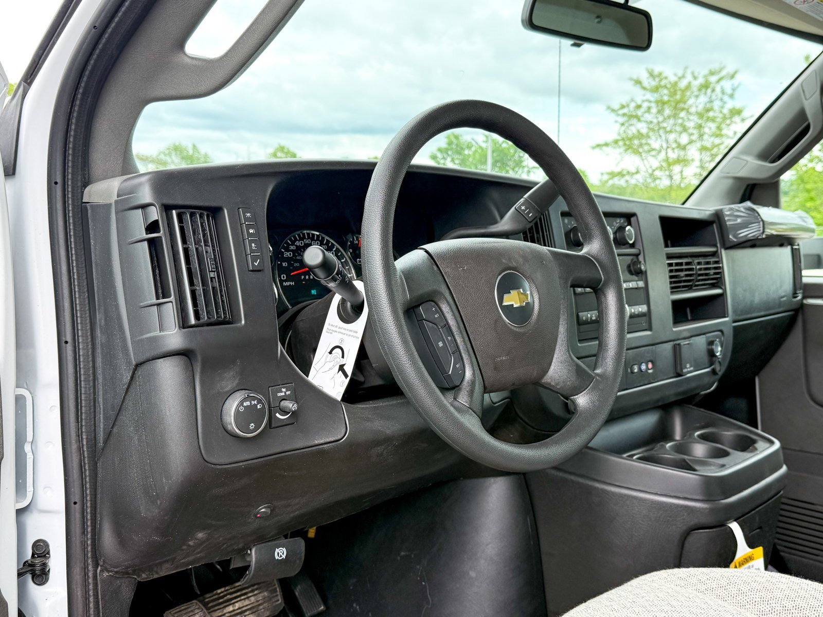 2025 Chevrolet Express Cutaway Base photo 3