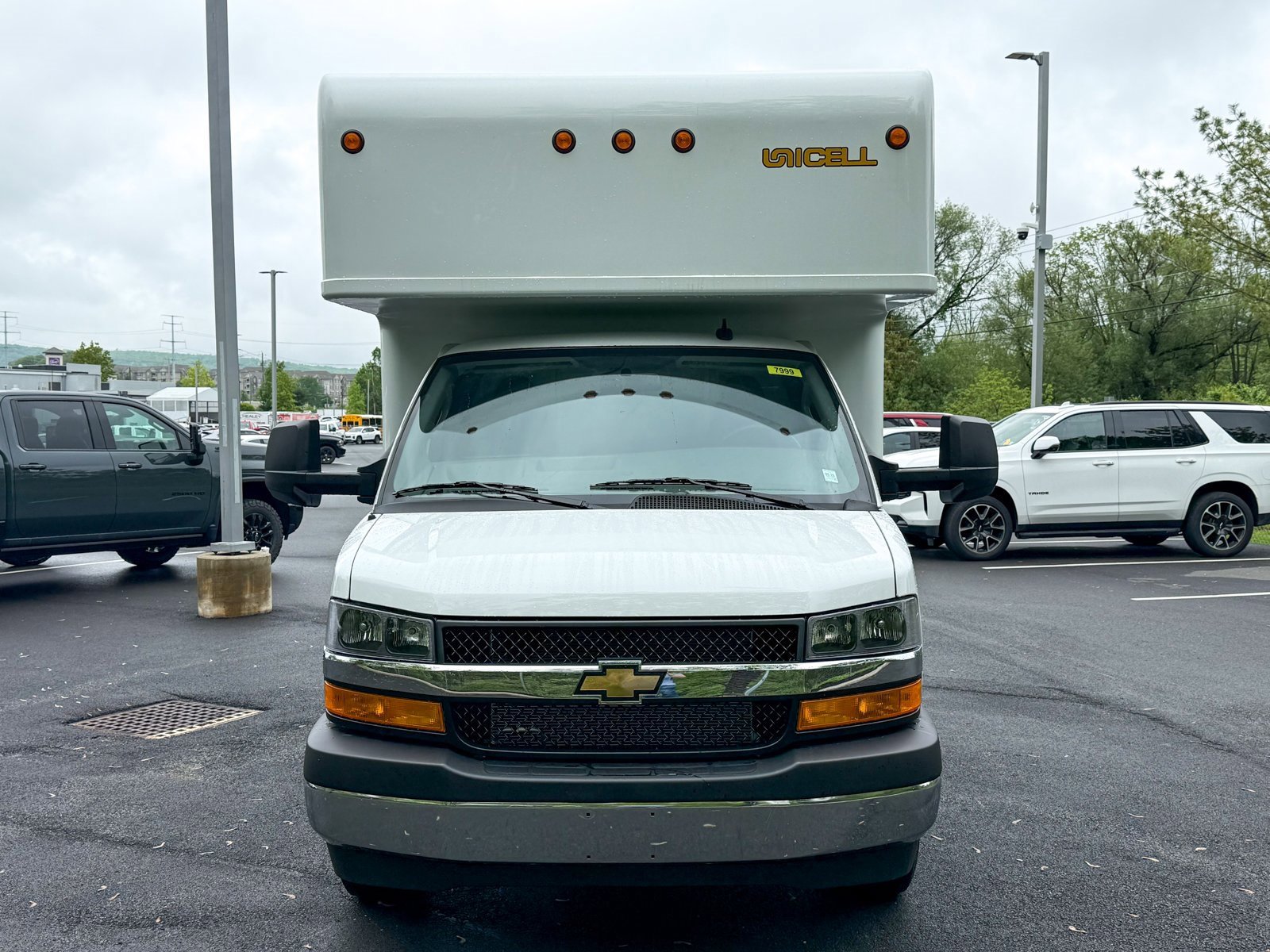 2025 Chevrolet Express 3500 Cutaway Van photo 4