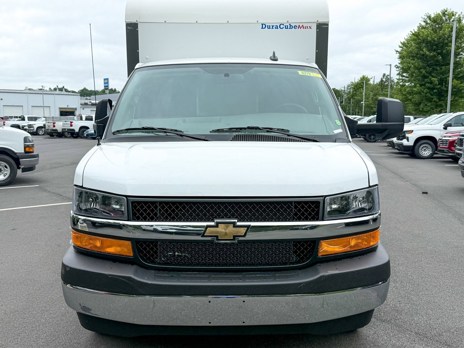 2025 Chevrolet Express 3500 Cutaway Van photo 4