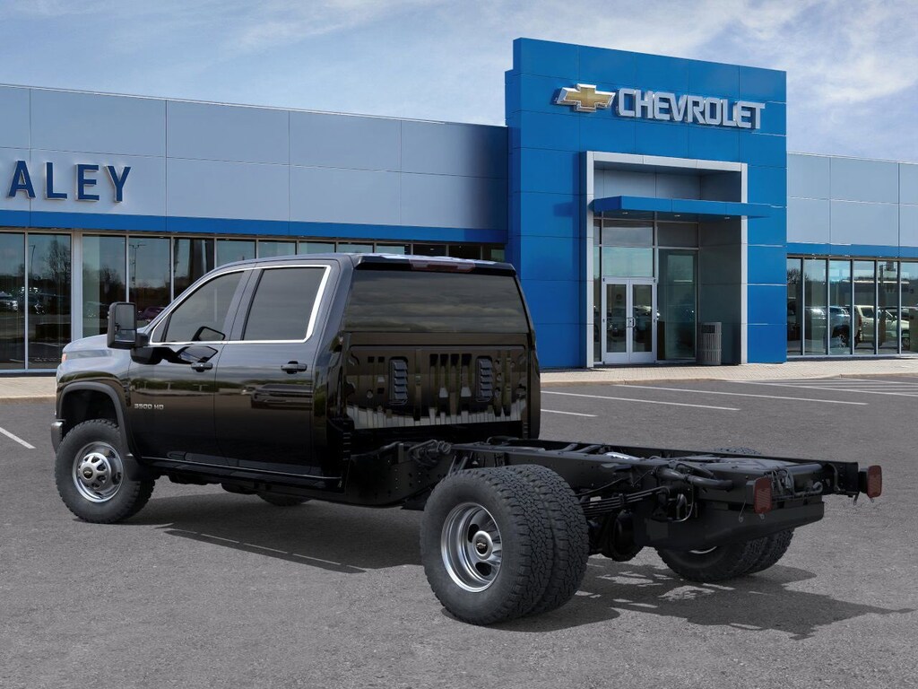 New 2025 Chevrolet Silverado 3500 HD Chassis Cab Work Truck Truck Crew Cab