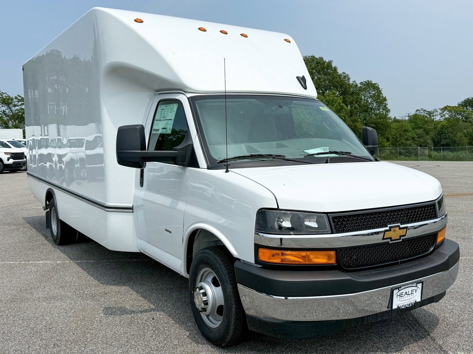2025 Chevrolet Express Cutaway Base's photo