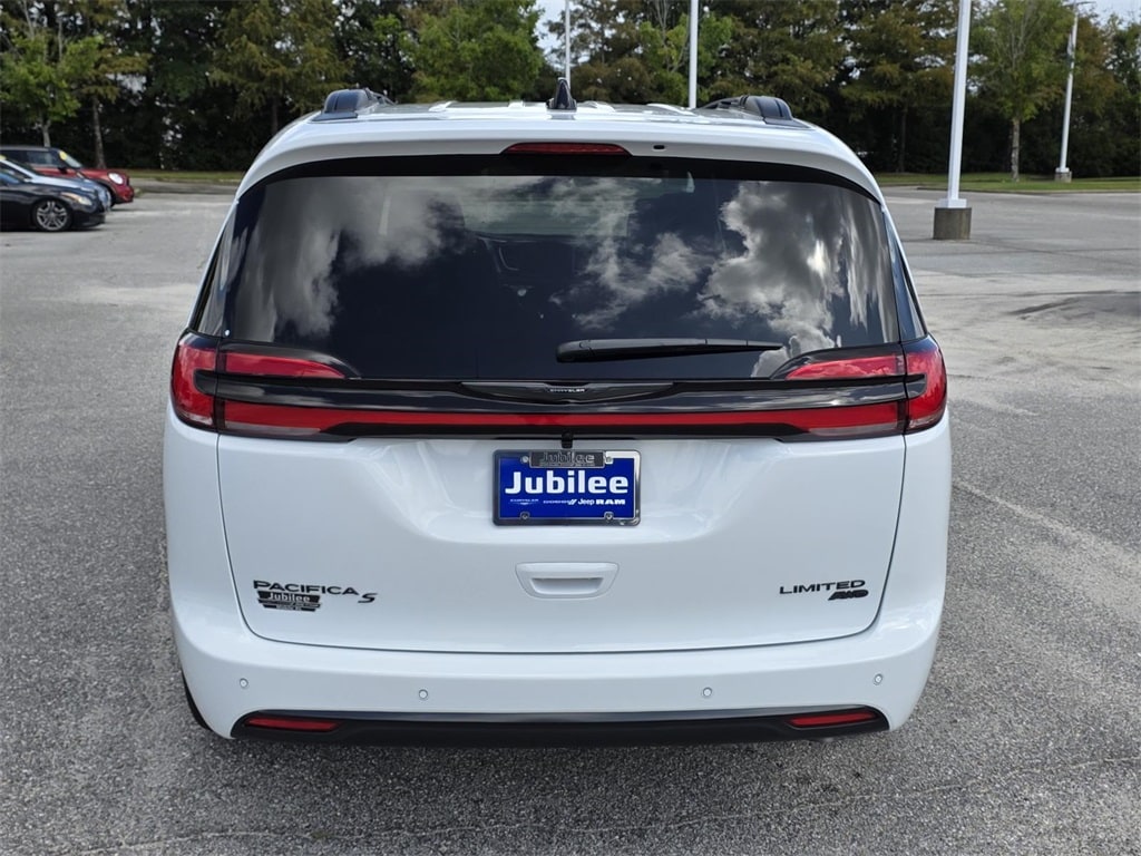 New 2026 Chrysler Pacifica LIMITED AWD Passenger Van