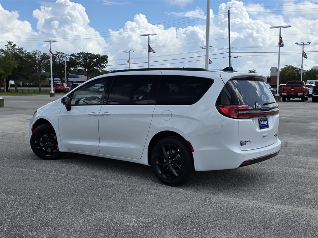 New 2026 Chrysler Pacifica LIMITED AWD Passenger Van