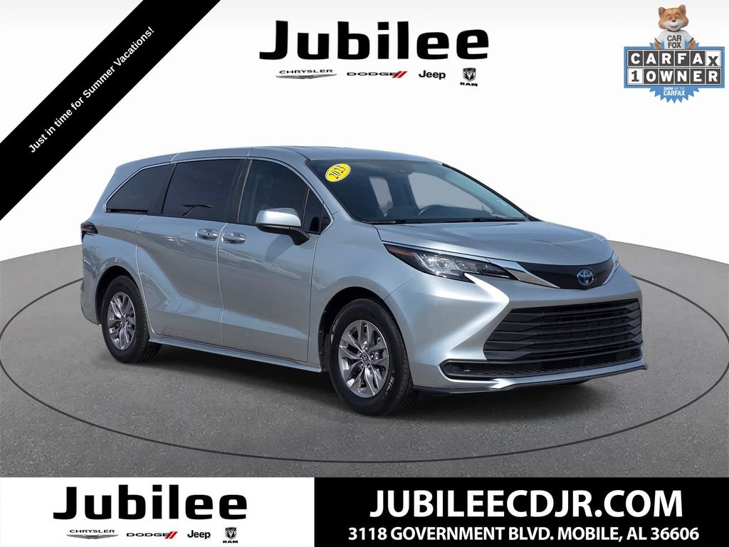 2023 Toyota Sienna LE 8-Passenger Hybrid AWD's photo