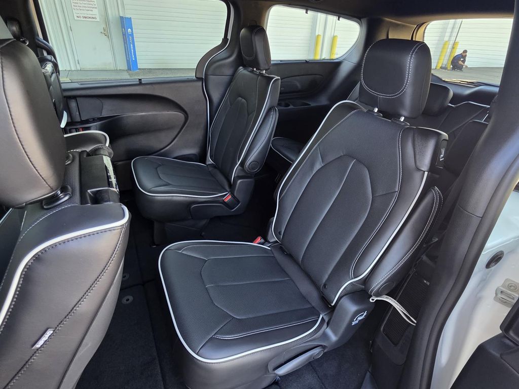 2026 Chrysler Pacifica Limited - Photo 10