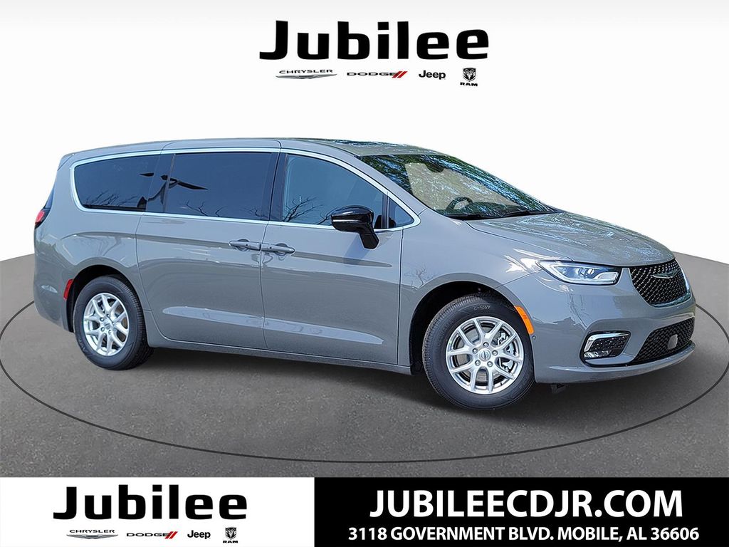 2025 Chrysler Pacifica Select's photo