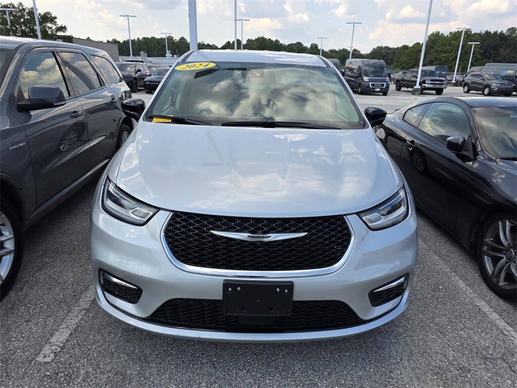 2024 Chrysler Pacifica Touring L photo 2