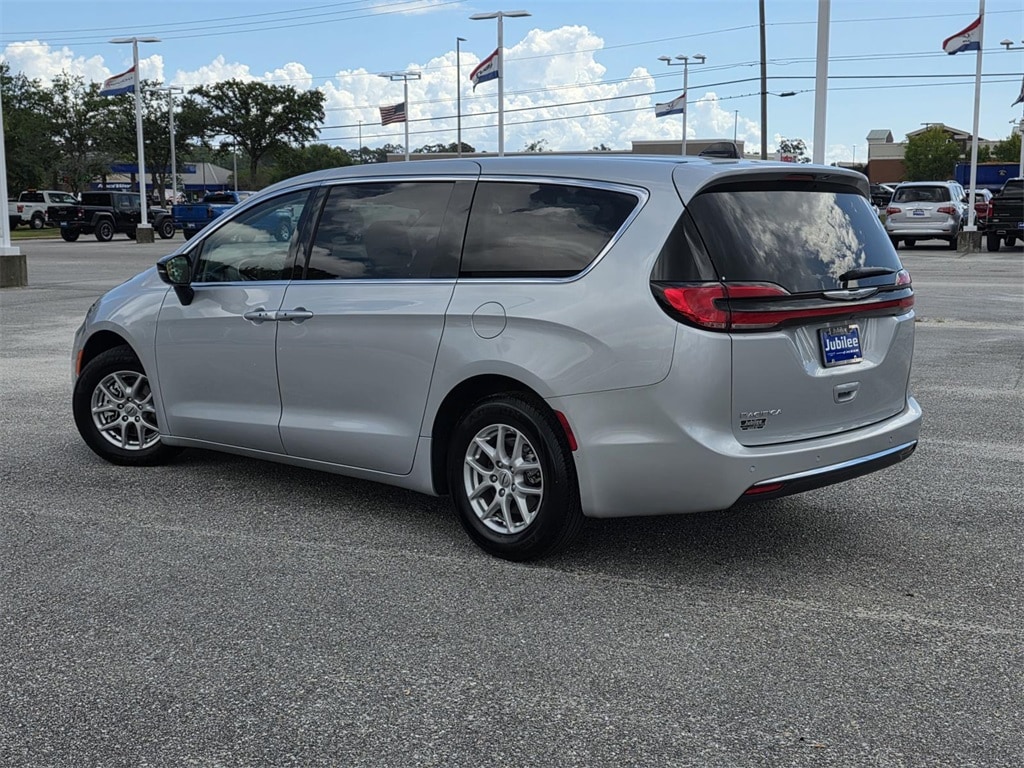 Used 2024 Chrysler Pacifica Touring L Minivan/Van