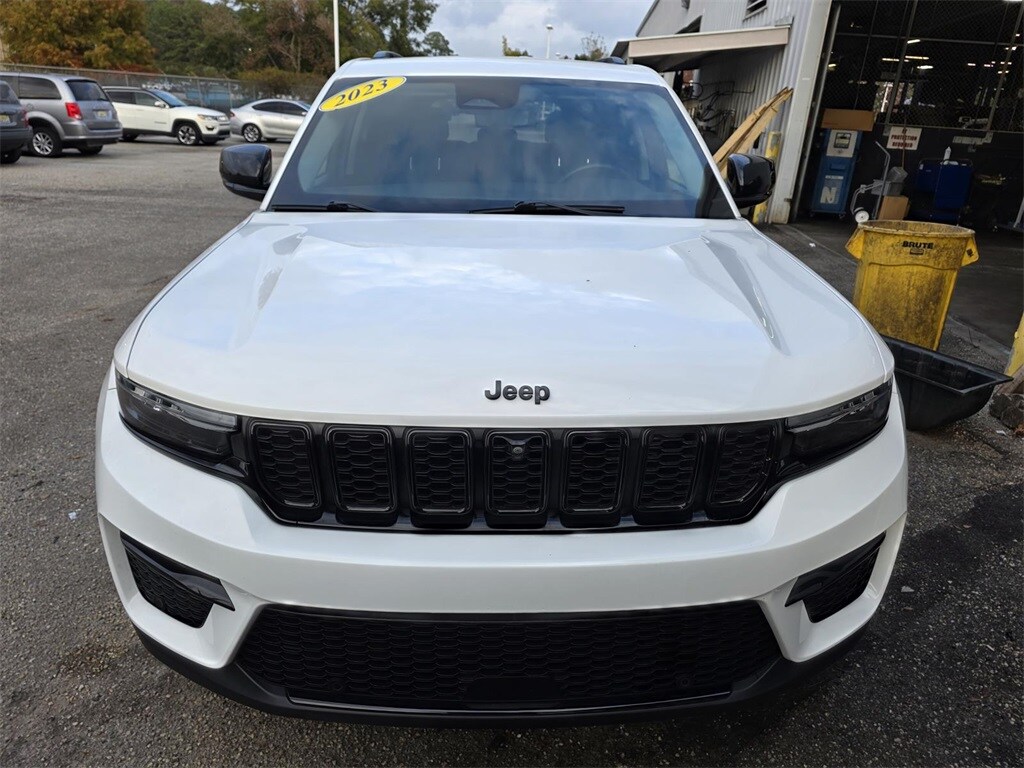 2023 Jeep Grand Cherokee Limited photo 2