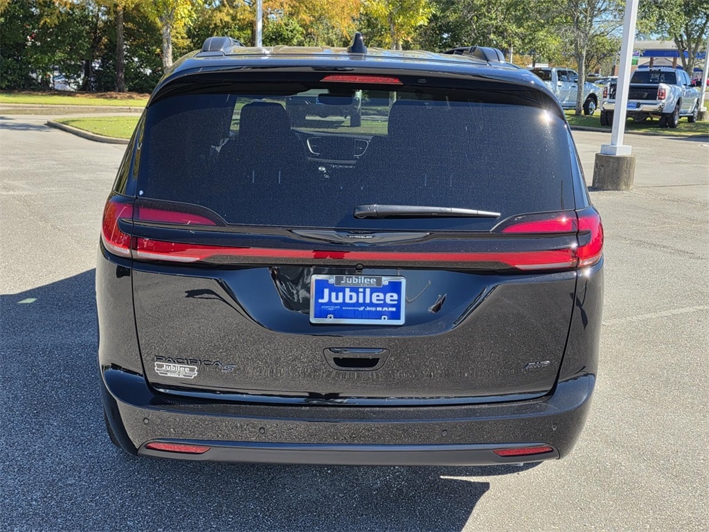 New 2026 Chrysler Pacifica SELECT AWD Passenger Van