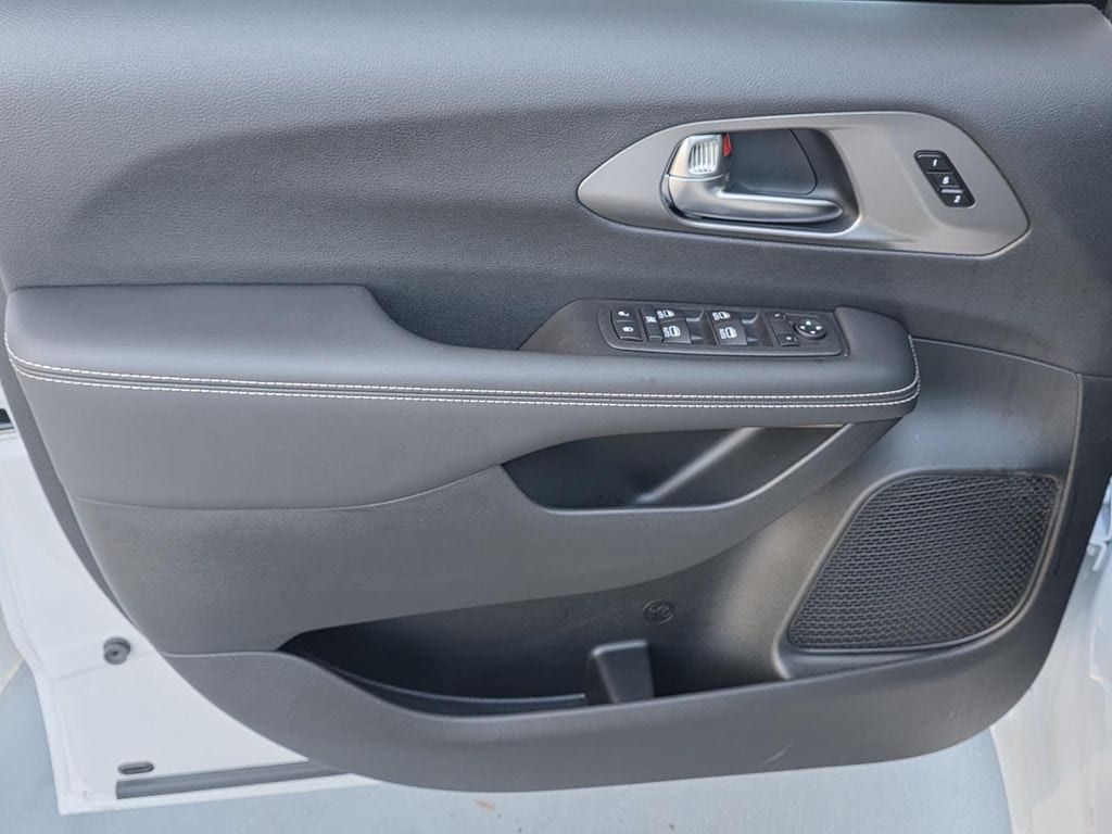 2026 Chrysler Pacifica Select - Photo 39