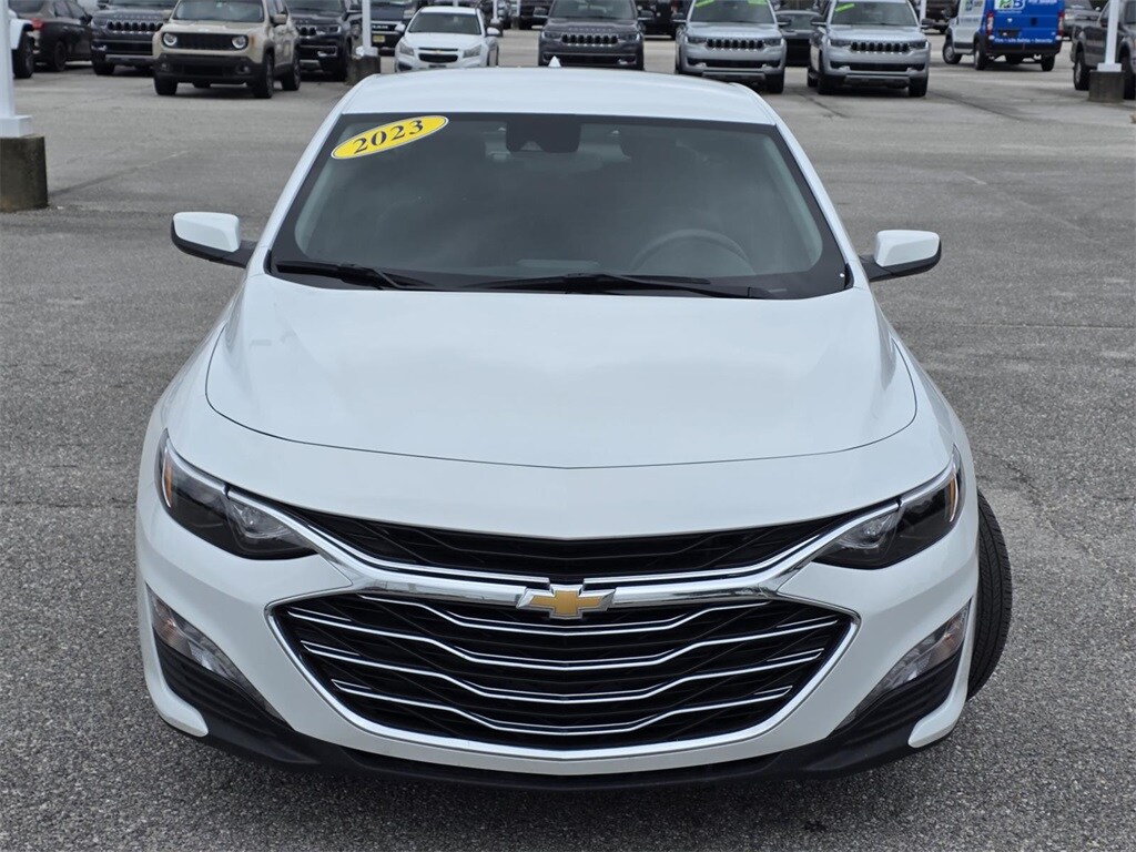 2023 Chevrolet Malibu 1LT photo 2