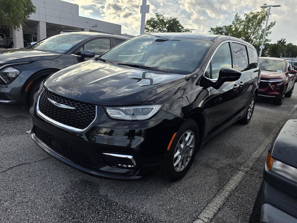 Used 2024 Chrysler Pacifica Touring L Minivan/Van