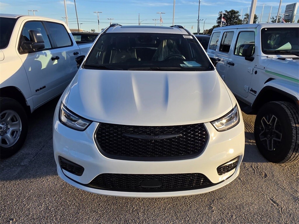 New 2026 Chrysler Pacifica LIMITED AWD Passenger Van