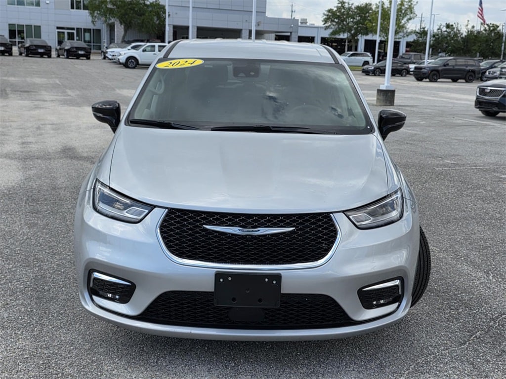 Used 2024 Chrysler Pacifica Touring L Minivan/Van