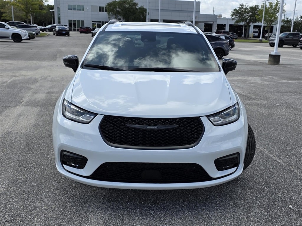 New 2026 Chrysler Pacifica LIMITED AWD Passenger Van