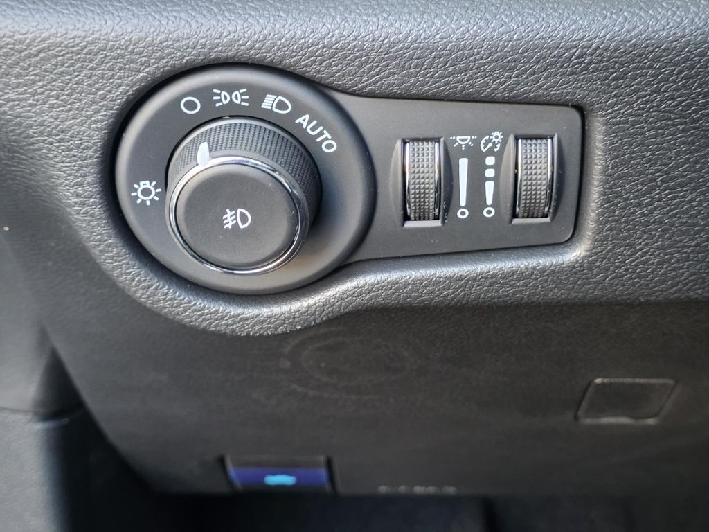2026 Chrysler Pacifica Select - Photo 33