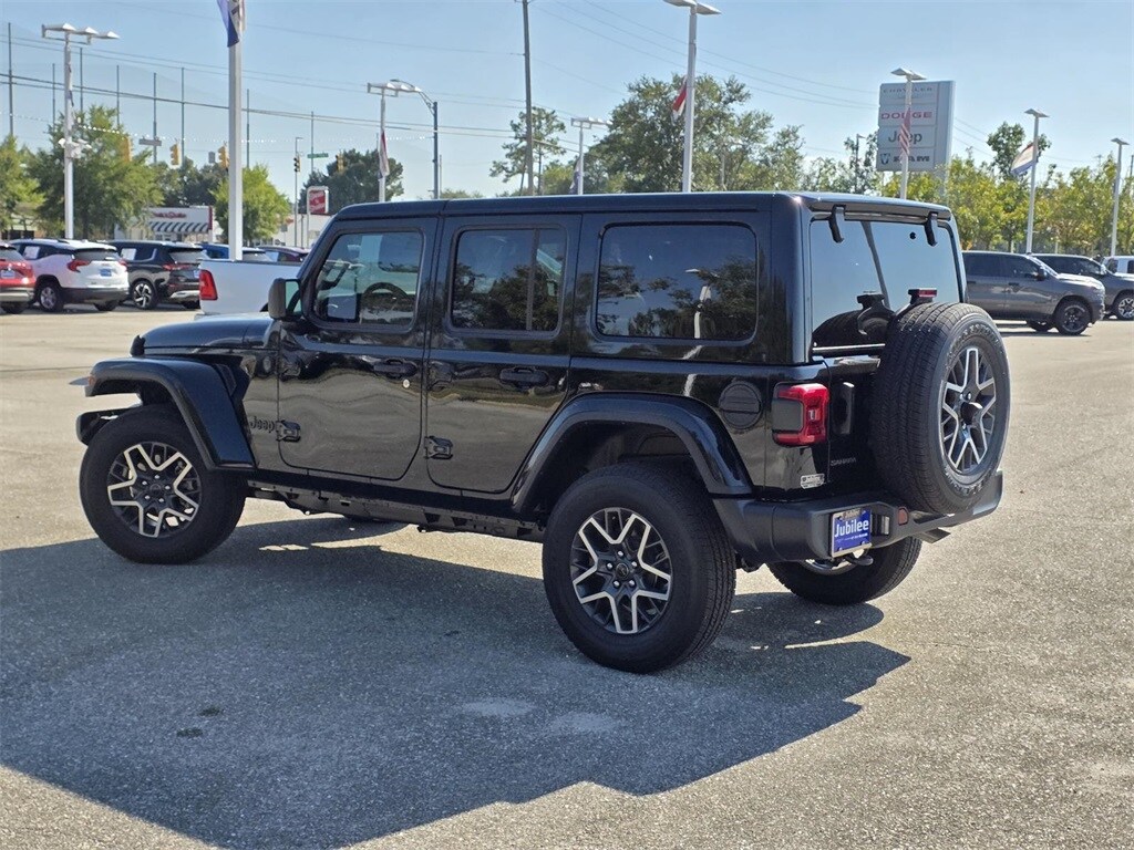 2025 Jeep Wrangler Sahara photo 4